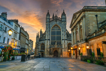 Obraz premium Historic Bath Abbey at sunrise in Bath Old town center, England