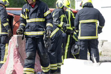 Obraz premium Firefighters intervening on a car accident are securing the area