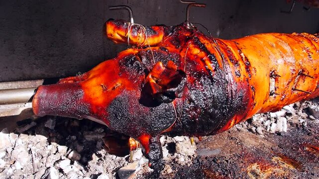Knuspriges Spanferkel auf dem Drehgrill