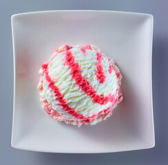 Joghurt Himbeereiskugel auf weissem Teller, Eiscreme, Eiskugel, isoliert, Topshot, 