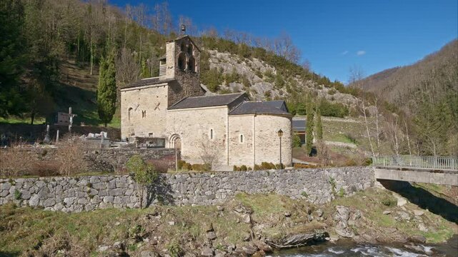 Eglise romane du XIIe si&egrave;cle &agrave; Salau village de montagne dans les Pyr&eacute;n&eacute;es ari&eacute;geoises dans le sud-ouest de la France 