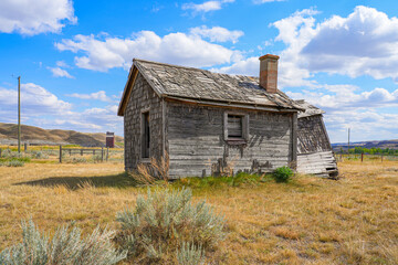 Fototapeta premium Abandoned wooden house in the badlands near the Dorothy hamlet in Alberta, Canada