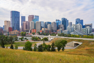 Obraz premium Calgary skyline and Centre Street Bridge across the Bow River as seen from Mount Pleasant, Alberta, Canada