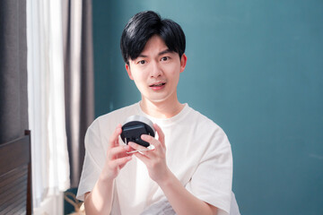 寝坊をして焦る若い男性