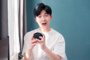寝坊をして焦る若い男性