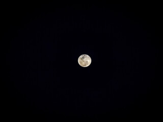 luna llena con noche oscura sobre el cielo  © ANGEL MATUS