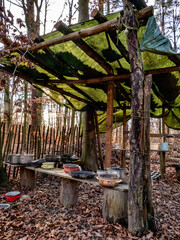 Aufbauten in einem Waldkindergarten im Winter