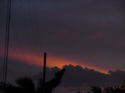 atardecer con rayos de luz sobre las nubes con tonos morados 