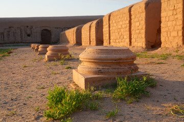 Obraz premium Columns in the court of the Fayaz Tepe monastery, a Buddhist archaeological site in the Termez oasis, in the Surxondaryo Region of southern Uzbekistan, Central Asia