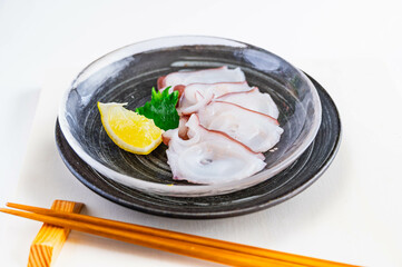 塩で食べる水タコの刺身