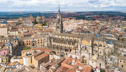 Obraz premium Aerial view of the Primatial Cathedral of Saint Mary of Toledo in the autonomous community of Castilla–La Mancha, Spain