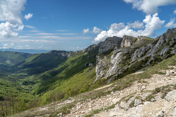 Randonnée au Roc de Toulau au printemps, vue sur Omblèze et les Rochers du Midi,massif du Vercors, Drôme, Alpes
