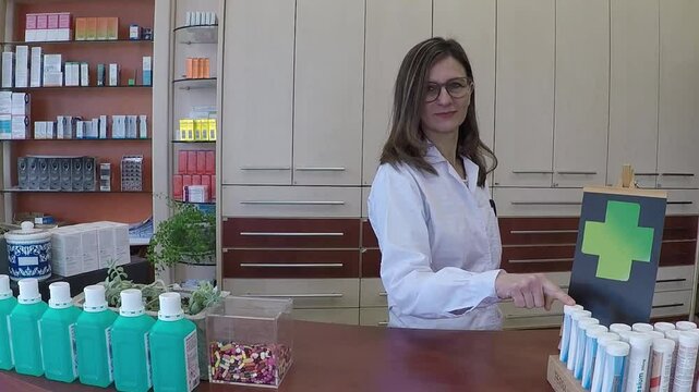 &chi;&alpha;&mu;&omicron;&gamma;&epsilon;&lambda;&alpha;&sigma;&tau;ή &gamma;&upsilon;&nu;&alpha;ί&kappa;&alpha; &phi;&alpha;&rho;&mu;&alpha;&kappa;&omicron;&pi;&omicron;&iota;ό&sigmaf; &pi;&omicron;&upsilon; &epsilon;&rho;&gamma;ά&zeta;&epsilon;&tau;&alpha;&iota; &pi;ί&sigma;&omega; &alpha;&pi;ό έ&nu;&alpha;&nu; &pi;ά&gamma;&kappa;&omicron; &phi;&alpha;&rho;&mu;&alpha;&kappa;&epsilon;ί&omicron;&upsilon;