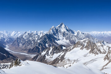 Naklejka premium an authenticated snow-capped mountain peak