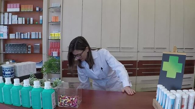 &chi;&alpha;&mu;&omicron;&gamma;&epsilon;&lambda;&alpha;&sigma;&tau;ή &gamma;&upsilon;&nu;&alpha;ί&kappa;&alpha; &phi;&alpha;&rho;&mu;&alpha;&kappa;&omicron;&pi;&omicron;&iota;ό&sigmaf; &pi;&omicron;&upsilon; &epsilon;&rho;&gamma;ά&zeta;&epsilon;&tau;&alpha;&iota; &pi;ί&sigma;&omega; &alpha;&pi;ό έ&nu;&alpha;&nu; &pi;ά&gamma;&kappa;&omicron; &phi;&alpha;&rho;&mu;&alpha;&kappa;&epsilon;ί&omicron;&upsilon;
