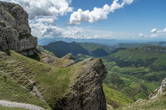 Randonn&eacute;e au Roc de Toulau au printemps, sentier au pied des rochers , vue sur  Ombl&egrave;ze et La Gervanne ,massif du Vercors, Dr&ocirc;me, Alpes
