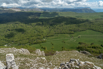 Obraz premium Randonnée au Roc de Toulau au printemps, Grand Veymont à l' horizon, massif du Vercors, Drôme, Alpes