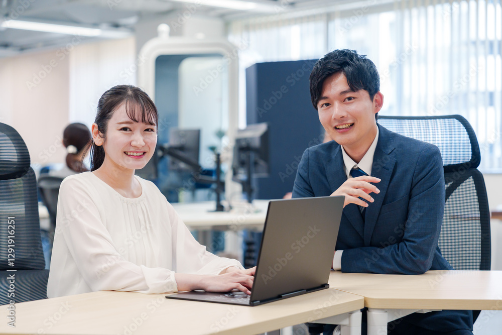 Poster 先輩社員から業務を教えてもらう新人の女性