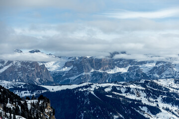 Fototapeta premium Auf zum Gebirgspass Grödner Joch zwischen Wolkenstein und Corvar - Südtirol - Italien