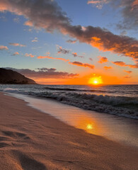 Atardecer, cielo pintado sobre la playa.