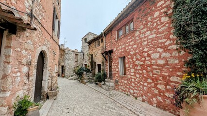 TOURRETTES-SUR-LOUP (Alpes-Maritimes)