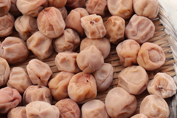 天日干ししている梅（梅干しづくり）
