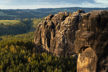 Sonnenuntergang im Nationalpark Sächsische Schweiz mit Blick auf Sandstein Tafelberge