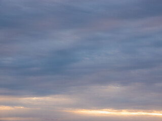  夕暮れの雲が多い空20