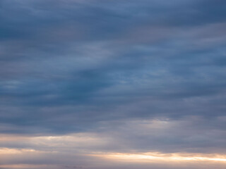  夕暮れの雲が多い空21