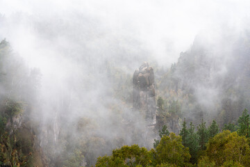 Mystische Gebirge Landschaft mit Nebel im Nationalpark Sächsische Schweiz in Sachsen Deutschland