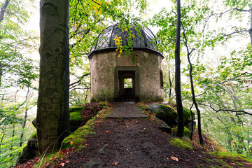 Altes verlassenes Haus mit Kuppel auf einem Berg im Wald
