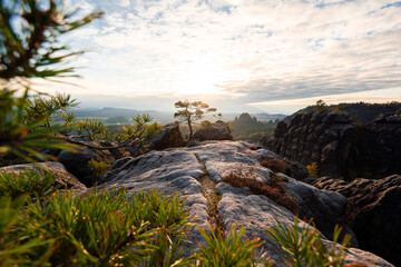Sonnenuntergang am Lehnsteig Sandstein Berg im Nationalpark S&auml;chsische Schweiz in Sachsen Deutschland