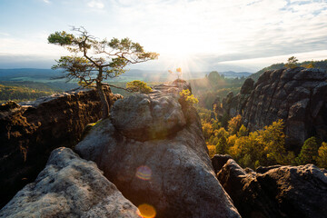 Sonnenuntergang am Lehnsteig Sandstein Berg im Nationalpark Sächsische Schweiz in Sachsen...