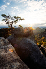Sonnenuntergang am Lehnsteig Sandstein Berg im Nationalpark Sächsische Schweiz in Sachsen...