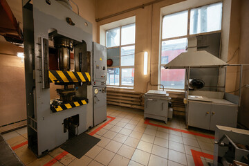 Hydraulic press for rubber and plastic casting