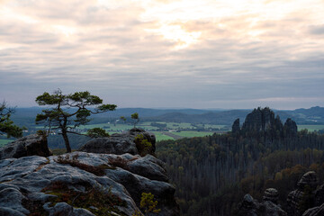 Sonnenuntergang am Lehnsteig Sandstein Berg im Nationalpark Sächsische Schweiz in Sachsen...