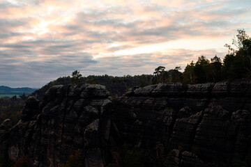 Sonnenuntergang am Lehnsteig Sandstein Berg im Nationalpark Sächsische Schweiz in Sachsen...