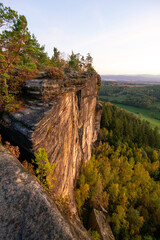 Felslandschaft Gebirge zum Sonnenaufgang aus Sandstein im Nationalpark Sächsische Schweiz in...