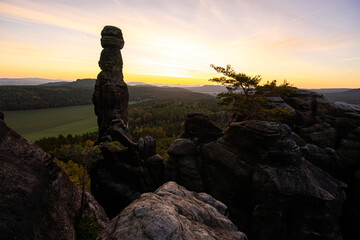 Pfaffenstein Barbaren Sandstein Felsen zum Sonnenaufgang im Nationalpark Sächsische Schweiz in Sachsen Deutschland 