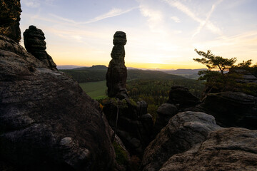 Pfaffenstein Barbaren Sandstein Felsen zum Sonnenaufgang im Nationalpark Sächsische Schweiz in Sachsen Deutschland 