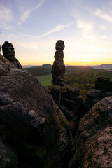 Pfaffenstein Barbaren Sandstein Felsen zum Sonnenaufgang im Nationalpark Sächsische Schweiz in Sachsen Deutschland 