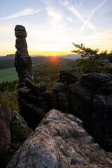 Pfaffenstein Barbaren Sandstein Felsen zum Sonnenaufgang im Nationalpark Sächsische Schweiz in...