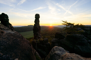 Pfaffenstein Barbaren Sandstein Felsen zum Sonnenaufgang im Nationalpark Sächsische Schweiz in...