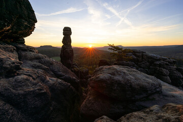 Pfaffenstein Barbaren Sandstein Felsen zum Sonnenaufgang im Nationalpark Sächsische Schweiz in...