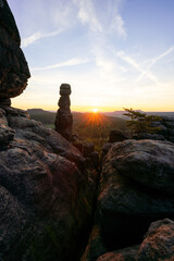 Pfaffenstein Barbaren Sandstein Felsen zum Sonnenaufgang im Nationalpark Sächsische Schweiz in...