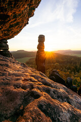 Pfaffenstein Barbaren Sandstein Felsen zum Sonnenaufgang im Nationalpark Sächsische Schweiz in...