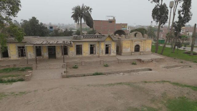 Casa Hacienda abandonada color amarillo con canal de agua