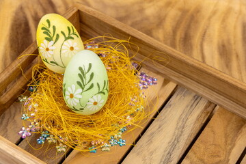 Uova di pasqua colorate e dipinte su sfondo in legno 