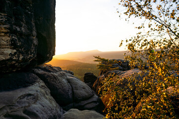 Felslandschaft Gebirge zum Sonnenaufgang aus Sandstein im Nationalpark Sächsische Schweiz in...