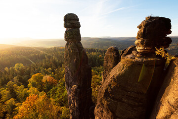 Pfaffenstein Barbaren Sandstein Felsen zum Sonnenaufgang im Nationalpark Sächsische Schweiz in...